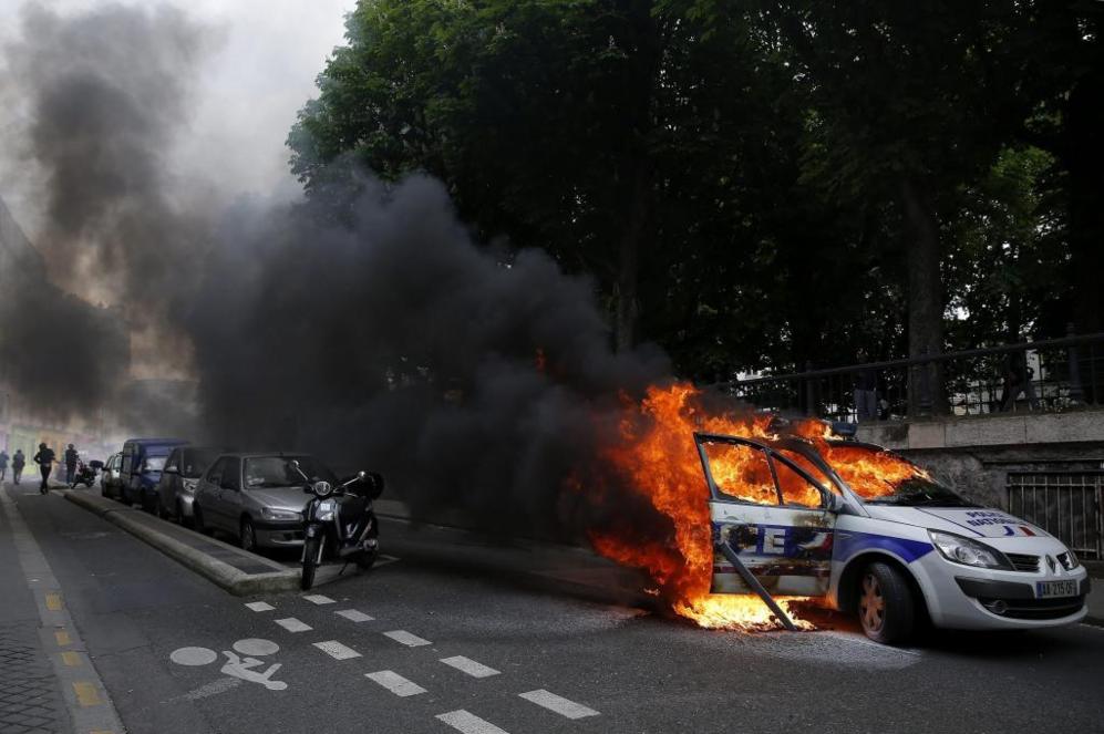 Caos y violenta represión en París: Cañones de agua y gases lacrimógenos contra miles de estudiantes