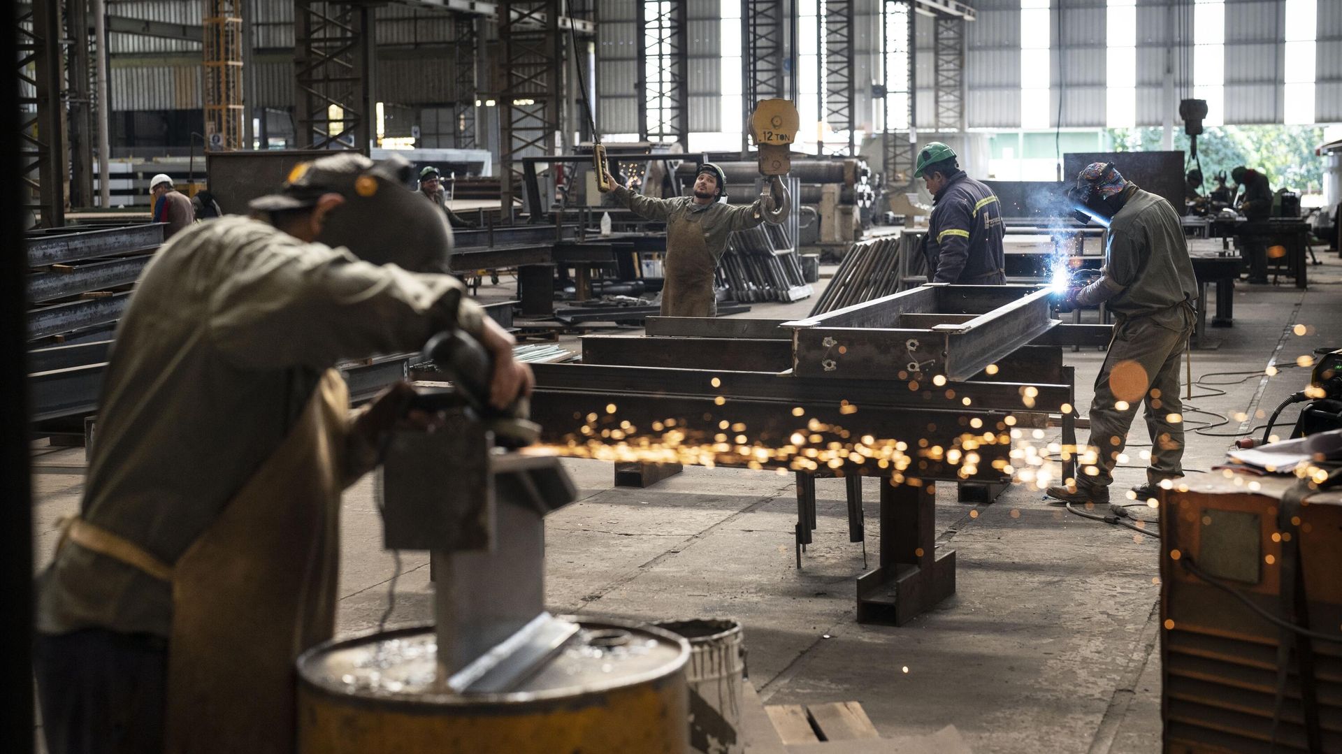 INDEC: Alarma por el derrumbe de la industria y la construcción en agosto